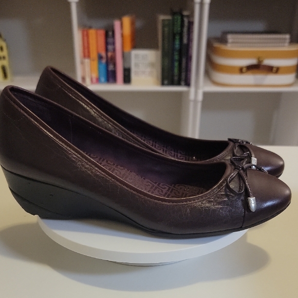 Rockport Women's Dark Brown Heels with Bow Accent - Picture 3 of 5